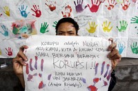 Selain melumuri tangan dengan cat, mereka juga dapat menuliskan testimoni di kain perca tersebut.