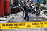 Olah TKP Material Bangunan Jatuh di Gedung Polhukam