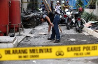Polisi memungut serpihan material sebagai barang bukti.