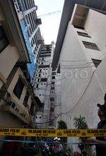 Olah TKP Material Bangunan Jatuh di Gedung Polhukam