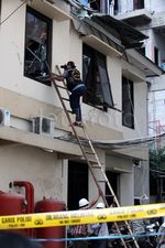 Olah TKP Material Bangunan Jatuh di Gedung Polhukam