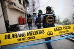 Olah TKP Material Bangunan Jatuh di Gedung Polhukam