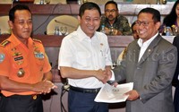 Ketua Komisi V Fary Djemi Francis menyerahkan laporan rekomendasi hasil laporan Panja Keselamatan Penerbangan ke pemerintah. Pool/Lamhot Aritonang/detikFoto.