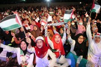 Warga meneriakan yel - yel saat mengikuti acara Palestine Solidarity Day (PSD). Pool/Ali.