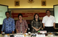 (Kiri ke kanan) Menteri Pertanian Amran Sulaiman, Menteri Kesehatan Nila Farid Moeloek, Menko PMK Puan Maharani, dan Menko Polhukam Luhut Panjaitan hadir dalam rapat tersebut.