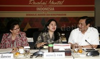 Menko PMK Puan Maharani berbincang dengan Menteri Kesehatan Nila Farid Moeloek dan Menko Polhukam Luhut Panjaitan di sela-sela rapat.