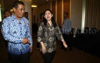 Menteri Pertanian Amran Sulaiman berbincang dengan Menko PMK Puan Maharani.