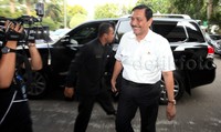 Luhut tiba di Kemenko Polhukam.