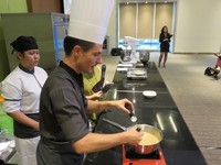 Setelah menyiapkan bahan, Chef Alexis Gudimard mulai membuat pastry Prancis kreasinya serta menghitung suhu adonannya dengan tepat.