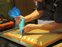 Dengan piping bag, Chef kelahiran Istres, Prancis ini membuat adonan choux untuk Passion Banana Eclair.