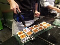 Ia juga membuat Pistachio Creme Brulee dengan torch untuk mengkaramelisasi brown sugar.