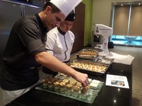 Pastry Prancis mulai disusun di atas piring untuk disajikan pada para peserta.