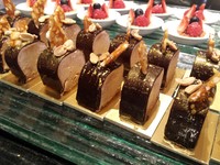 Cantik dan enak rasanya, dua hal yang menggambarkan pastry a la Prancis yang modern ini.