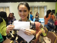 Salah seorang peserta bernama Ecy Sinambela berhak mendapatkan doorprize dari Pullmann Hotel Jakarta Central Park.