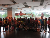 Semua peserta berfoto bersama dengan Chef Alexis Gudimard setelah mendapat ilmu membuat pastry modern yang memikat.
