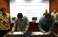 Direktur Treasury & Markets Bank Mandiri Pahala N Mansury dan Direktur Keuangan (kiri) dan Investasi AJB Bumiputera Ichsan M Nathin (kanan) menandatangani nota kesepahaman layanan pembayaran dengan di Jakarta, Senin (30/11/2015).