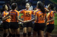 Para pemain bola voli putri Jakarta Timur merayakan kemenangan.