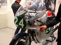 Motor Ducati sempat memasang logo yang sama dengan Ferrari, yakni kuda jingkrak. Logo ini dipakai sebagai penghormatan pada Francesco Baracca, pilot yang juga pahlawan Italia di Perang Dunia pertama.