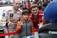 Seorang anak foto bersama idolanya di Nissan Nismo Festival, Minggu (29/11/2015) kemarin.