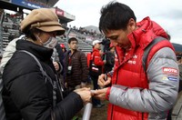 Matsuda Tsugio melayani penggemar yang minta tanda tangan.