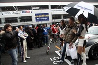 Ada juga yang foto bersama umbrella girl.