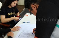 Peserta coaching clinic melakukan registrasi setibanya di lokasi coaching clinic yang digelar di Segarra, Ancol, Jakarta Utara, Minggu (29/11/2015) kemarin.