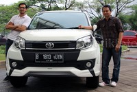 Oka Antara (kiri) dan Iwan Abdurrahan dari Technical Service Toyota Astra Motor (TAM) berpose di mobil Toyota Rush. Setelah Oka berbagi pengalaman, Iwan memberikan informasi seputar Toyota Rush dan berbagi tips menghadapi banjir dengan Toyota Rush.