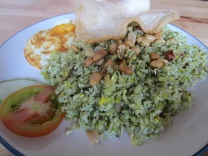 Never Been Better: Nongkrong Asyik di Kafe Sambil Mencicip Nasi Goreng Hijau
