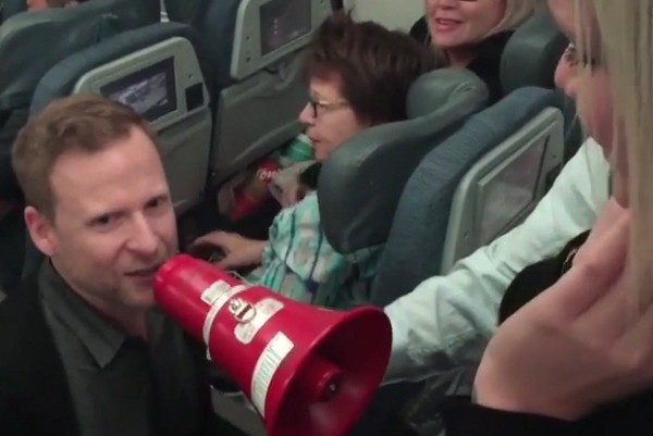 So Sweet! Pria Ini Lamar Pasangannya di Atas Pesawat