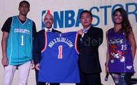 CEO Blibli.com Kusumo Martanto (dua dari kanan), Managing Director NBA Asia Scott Levy (dua dari kiri), atlet basket nasional Christian Ronaldo Sitepu (kiri), dan atlet basket wanita Maria Selena (kanan) menunjukkan jersey saat peluncuran NBAStore.co.id.
