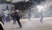 Polisi menembakkan gas air mata.