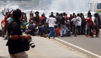 Ada sekitar 300 pendemo asal Papua yang berdemonstrasi di Bundaran HI. Mereka rencananya melakukan long march ke Istana Negara dalam rangka Hari Ekspresi Identitas Papua.