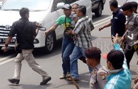 Seorang demonstran ditangkap.
