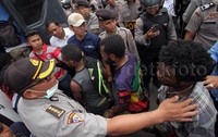 Para pendemo dimasukan ke dalam kendaraan.