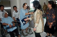 Menko PMK Puan Maharani dan Menkes Nila F Moeloek menemui pasien.
