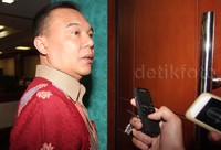 Soal aksi penggebrakan meja yang dilakukan oleh Wakil Ketua MKD Kahar Muzakir, Dasco juga membelanya. Dia menyebut tidak ada aksi heboh gebrak meja seperti yang selama ini digambarkan. Pool/Lamhot Aritonang/detikFoto.
