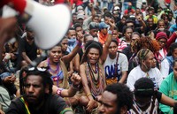 Dalam aksinya, mereka memakai pakaian dan pernak-pernik ala Papua.