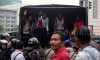 Akibatnya, sekitar 100 demonstran diamankan polisi.