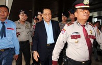 Kahar keluar sekitar pukul 15.20 WIB dari ruang sidang MKD, gedung Nusantara II Komplek parlemen, Jakarta, Selasa (1/12/2015). Dia keluar dikawal sekitar 8 anggota Brimob termasuk Pamobvit Polda Metro Jaya. Lamhot Aritonang/detikFoto.