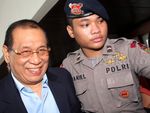 Usai Rapat, Kahar Muzakir Dikawal Brimob