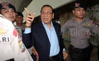 Saat ditanya lagi soal masalah lain yaitu aksi menggebrak meja termasuk sikapnya dalam rapat barusan, Kahar tetap enggan memberi keterangan. Saya nggak boleh komentar, ucapnya menyebut ketentuan tatib. Lamhot Aritonang/detikFoto.