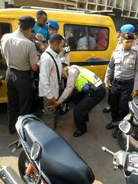 Polisi menggeledah mereka. Mereka kemudian dibawa ke Polda Metro Jays untuk dilakukan pemeriksaan.
