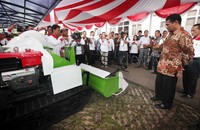 Amran melihat satu persatu peralatan pertanian.