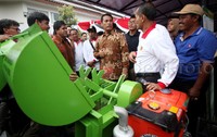 Amran mendapat penjelasan saat meninjau peralatan pertanian.
