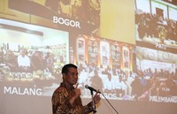 Amran juga sempat melakukan teleconference dengan Pemda Pati, Maros, Malang, Palembang dan Banjarbaru.