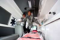 Pelaksana Harian Ketua Umum Palang Merah Indonesia (PMI) Ginandjar Kartasasmita meninjau ambulans yang diterimanya dari CIMB Niaga.