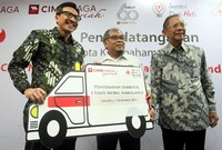 Presiden Direktur PT Bank CIMB Niaga Tbk (CIMB Niaga) Tigor M. Siahaan menyerahkan secara simbolik 1 unit ambulans ke PMI.