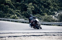 Yamaha Motor melakukan sejumlah penyegaran pada Yamaha FJR1300. Ubahan yang mencolok selain warna cat adalah transmisi yang digunakannya. Pool/Yamaha/detikFoto.