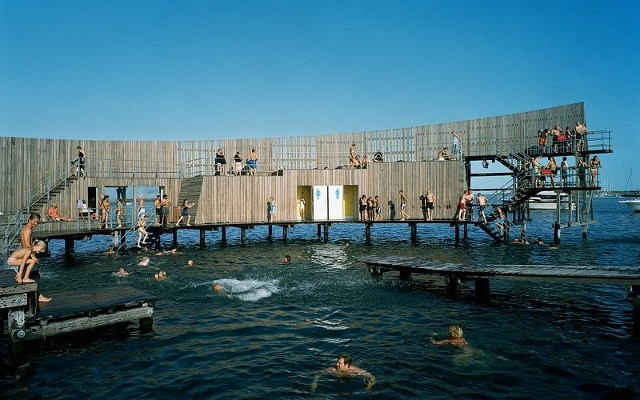 Kolam Ini Lokasinya di Laut