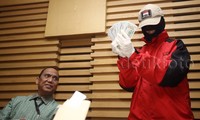 Dalam penangkapan dua anggota DPRD Banten di sebuah restoran di Serpong, Tangerang kemarin, KPK mengamankan uang suap berjumlah ratusan juta rupiah. Uang dalam pecahan dollar AS dan ratusan ribu rupiah itu dibungkus dalam 8 amplop cokelat.